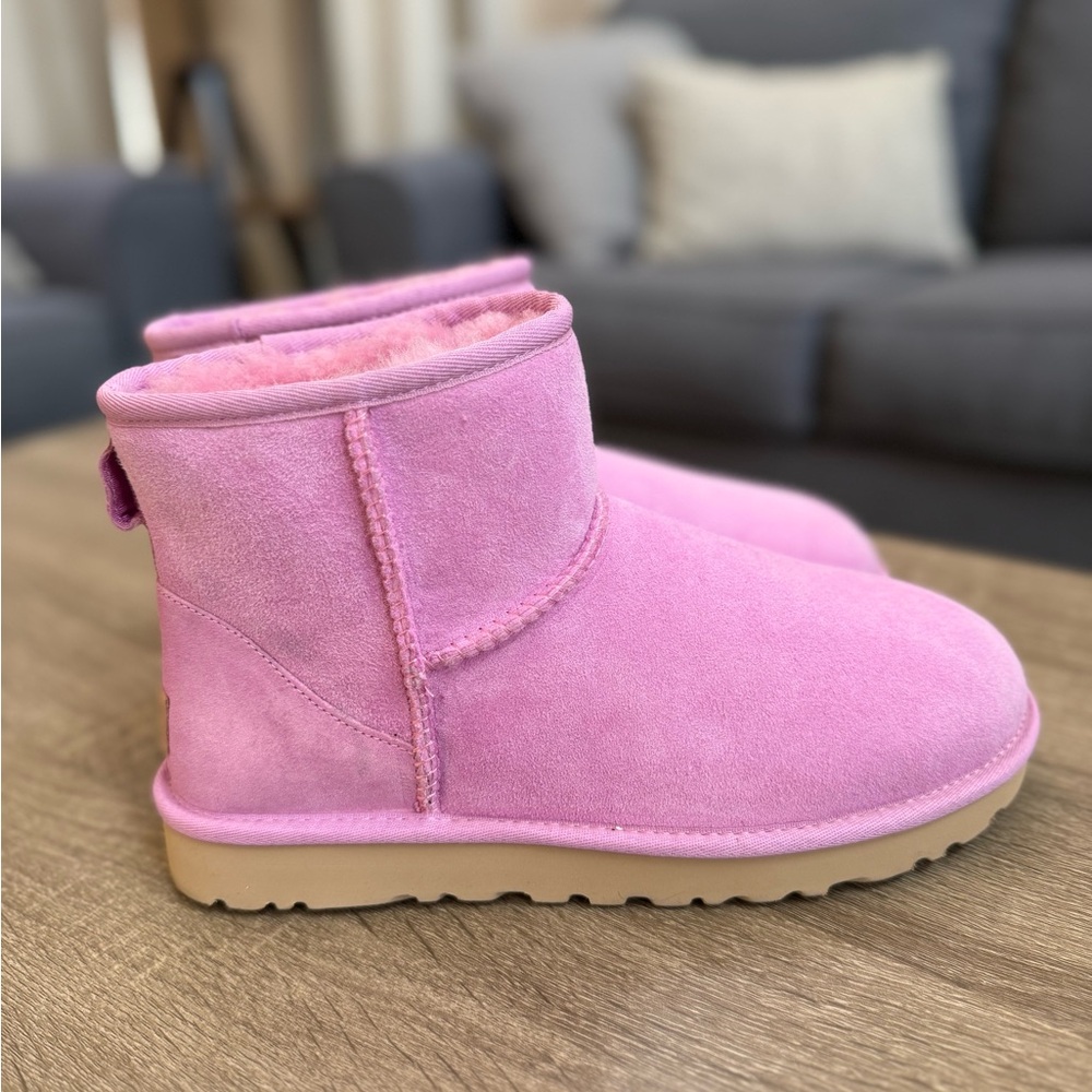 UGG Mini NWOB-Rare Color